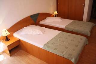 Отель Hotel Sir Lujerului Бухарест Двухместный номер с 2 отдельными кроватями-3